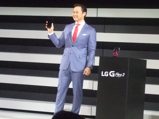 LG press conference Frank Lee with G Flex 2