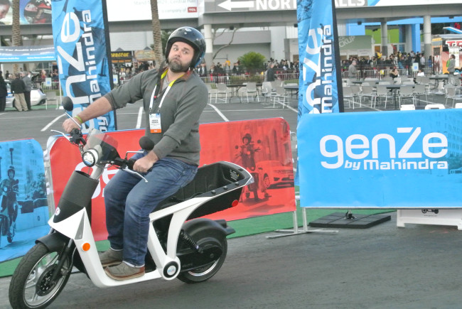 Photo 3 Mahindra genZe electric scooter smaller