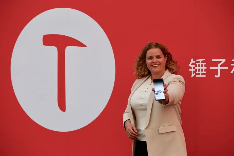 Elliptic Labs laila danielsen holding the new Smartisan Nut R1 proc