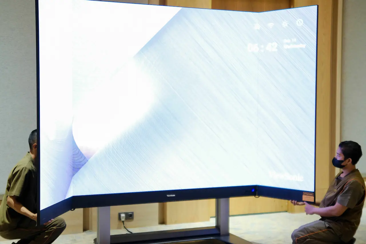 https://displaydaily.com/wp-content/uploads/2023/09/Viewsonic-foldable-display-jpeg.webp